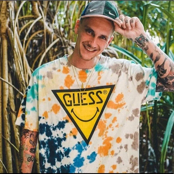 Tie dye guess shirt outlet